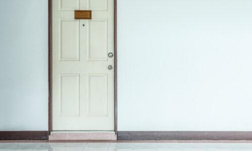 Greșeala de montaj care anulează certificatele de securitate ale unei uși metalice de apartament!